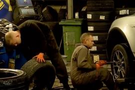 Avertizările de viscol au creat cozi la service, în toată țara. Șoferii au așteptat ore în șir pentru cauciucurile de iarnă: "Fără număr / Cel puţin 4 ore"