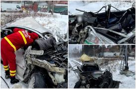 Maşină spulberată de două trenuri, după ce şoferul nu a oprit la trecerea de cale ferată. Printre victime şi un minor de 13 ani