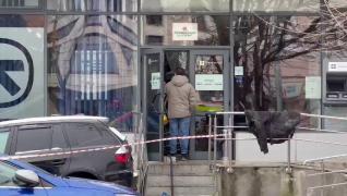 Podeaua unei sucursale bancare Alpha Bank din Dej s-a prăbuşit la subsol cu tot cu clienţi. Trei persoane au fost rănite