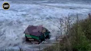 O mega-furtună a făcut ravagii în Marea Neagră. Valurile de 8 metri au adus apa pe autostrăzi în sudul Rusiei, ca un veritabil tsunami