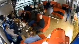 Un bărbat din Galaţi a intrat într-un bar şi s-a aşezat la o masă, neinvitat. După ce l-a lovit pe unul dintre cei de la masă, a pornit scandalul