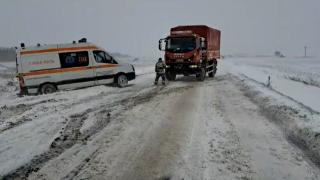 "Viscolul ne-a aruncat de pe autostradă". Şoferii, blocaţi în nămeţi alături de ambulanţele chemate să-i salveze. Furtuna secolului a izolat un sfert de Românie
