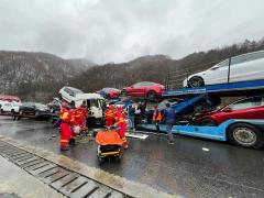 Accident pe Valea Oltului: Un TIR încărcat cu mașini de lux Tesla s-a izbit de un altul, plin tot cu autoturisme. Un șofer a ajuns la spital