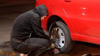 Cozi interminabile, zi şi noapte, la vulcanizări. Unii şoferi au venit de frica zăpezii, alţii de frica legii