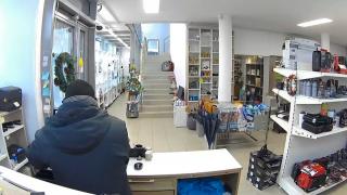 Un hoţ din Maramureş a stricat Crăciunul pentru familiile nevoiaşe. A furat 400 de lei dintr-un magazin care strângea fonduri pentru oamenii sărmani