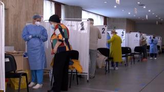 Opt persoane, trimise în judecată într-un dosar de "vaccinare la chiuvetă". Câţi bani cerea o asistentă din Gorj