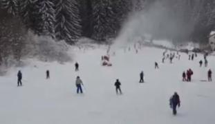 Pârtiile, pregătite pentru minivacanţa de 1 Decembrie. Cine nu a îndrăznit să se urce pe schiuri, s-a bucurat de derdeluş