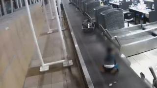 Un băieţel de 3 ani a intrat pe banda de bagaje, după ce a reuşit să treacă de securitate, într-un aeroport din Chile
