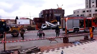 Lucrare în stil "Dorel" la Deva. Muncitorii care pavau trotuarul au tăiat cablurile de iluminat public şi apoi au turnat ciment