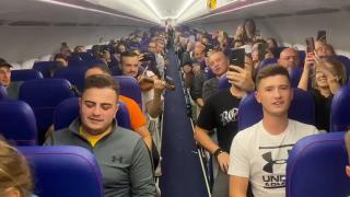 Ziua Naţională, sărbătorită la bordul avionului. Momentul în care zeci de pasageri încep să cânte în cor "Noi suntem români"