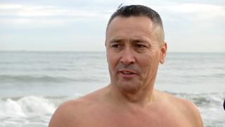 De 5 ani, Ferudin Salim serbează Ziua Naţională a României într-un mod inedit: "Simţim altceva aici, în mare. Ne simţim liberi"