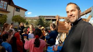 "Cea mai mare grijă a mea este să le asigur masa copiilor". Ajutorul pentru preotul care a scos sate întregi din sărăcie