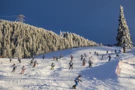 Trucuri pentru a evita aglomeraţia de la munte. În Poiana Braşov, turiştii stau la cozi de sute de metri pentru un bilet la telecabină