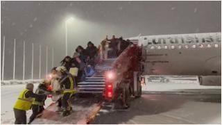 Români blocaţi în Munchen din cauza vremii. Oamenii au stat 4 ore într-un avion înzăpezit până să fie salvaţi de pompieri: "Nu mai aveam aer. Oribil!"