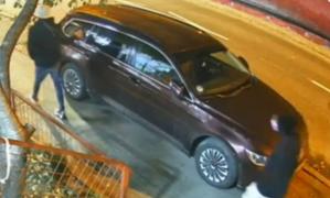 Cei doi tineri drogaţi care au vandalizat 11 maşini, filmaţi în Galaţi. Cu gluga pe cap, au sperat că nu-i va prinde nimeni