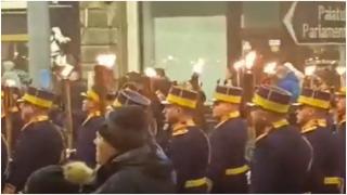 Retragerea cu torţe a sutelor de militari a făcut deliciul publicului după încheierea festivităţilor de Ziua Naţională. Ce semnifică gestul