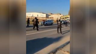 Un bărbat din Sibiu a amenințat trecătorii cu un cuțit și a găurit roțile mai multor mașini. Tânărul era prea "agitat" şi a fost dus la spital