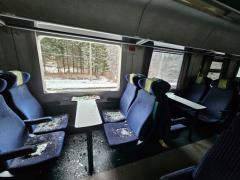 Incident feroviar la Azuga: pantograful unui tren s-a rupt. Trei tinere, la spital cu cioburi în ochi, din cauza unui geam spart