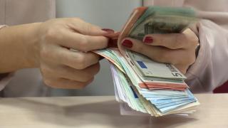 Dispar casele de schimb valutar ale băncilor. Dublă lovitură pentru când vom face tranzacţiile online