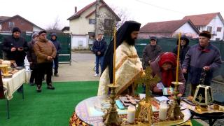 "E diabolic ce se întâmplă". Suspendat de Mitropolie, un preot din Târgu Jiu a ţinut o slujbă la el acasă. Enoriaşii s-au comportat ca la biserică