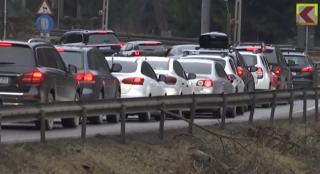 Cozi uriașe de mașini pe Valea Prahovei. Mii de șoferi au așteptat ore întregi în trafic, după minivacanța la munte