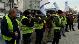 Poliţiştii constănţeni au ieşit în stradă, cu steaguri şi vuvuzele. Sunt nemulţumiţi de volumul de muncă şi că bagă ore în plus