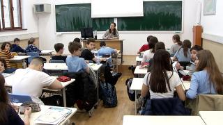 Schimbări majore la bursele elevilor. Apare "bursa de rezilienţă", iar cei cu absenţe nu vor mai primi niciun ban