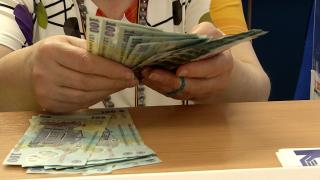 Românii au luat credite pentru facturi, lemne sau porcul de Crăciun. Cât plătesc rata pentru un împrumut de 10.000 de lei