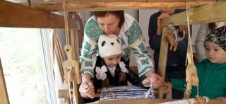 Aura şi surorile ei salvează satul unde s-au născut. După ce au absolvit facultăţi de prestigiu s-au întors în locurile natale pentru a scoate la lumină vechile obiceiuri