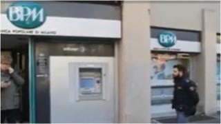 Cum au reușit patru hoți să jefuiască o bancă din Milano. Au plecat de acolo cu 160.000 de euro, după ce au intrat în sediu printr-o metodă inedită