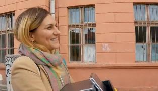 Alina îşi va putea împlini visul. Donaţie de 3.900 de euro pentru ca şi elevii cu deficienţe de auz să înveţe robotică