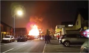 Explozie puternică, după ce o casă şi o anexă în care erau mai multe canistre de motorină au luat foc în Brașov. Flăcările, văzute de la kilometri distanță