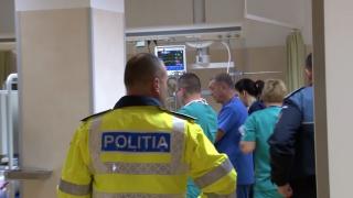 O fetiţă de 4 ani a murit după ce ar fi căzut din pat. Micuţa s-ar fi întins după o sticlă cu apă. Asistenta maternală a observat cucuiul, dar nu a crezut că e grav