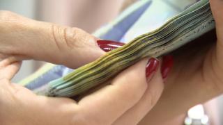 Bugetarii care muncesc peste program vor primi zile libere, nu bani în plus. Cine face excepţie