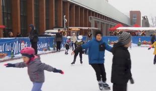 Patinoarele târgurilor de Crăciun, luate cu asalt. Cât costă închirierea unei perechi de patine