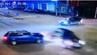 Impact teribil filmat într-o intersecție din Drobeta. Un şofer şi-a băgat soţia în spital, după ce a trecut pe culoarea roșie a semaforului
