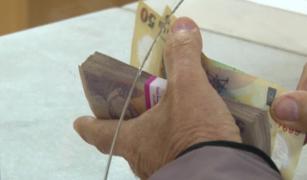 Bunicii din România, nevoiți să ia bani de la CAR ca să se bucure de sărbători. În ultima lună, împrumurile făcute de pensionari s-au dublat