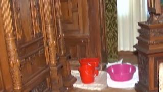 Plouă în Castelul Peleş. Apa a afectat grav acoperișul clădirii și camerele prețioase. Găleţile şi improvizaţiile, la ordinea zilei