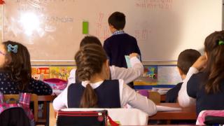 Cât va câştiga un profesor debutant începând de anul viitor. Salariile dascălilor vor creşte cu 20%, dar în etape