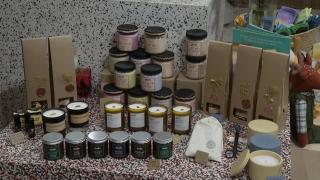 Idei de cadouri de Crăciun: haine din ţesături reciclabile şi cosmetice nestestate pe animale