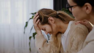 Cum evităm depresia de sărbători. Sfaturi de la specialişti: "Este o perioadă care stârneşte emoţii puternice"