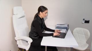 Cum poţi scăpa de durerile de spate de la statul pe scaun la birou