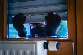 Începe sezonul spargerilor din locuinţe. Cum putem deruta infractorii când plecăm de acasă mai multe zile