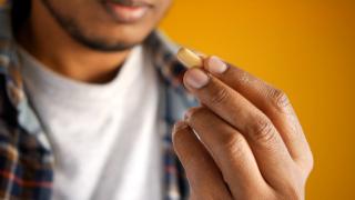 Cât de aproape sunt pilulele contraceptive pentru bărbaţi de realitate. Spre deosebire de cele pentru femei, nu conţin hormoni