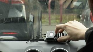 Au furat 300.000 de euro cu o tehnologie de ultimă generaţie. Hoţii îi păcăleau pe şoferi că şi-au încuiat maşinile