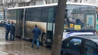 Un şofer de autobuz a făcut infarct la volan, în traficul din Bârlad. Câţiva pasageri au reușit să frâneze și să preia controlul vehiculului