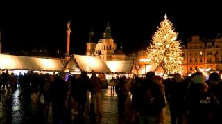 Târgul de Crăciun din Praga. Luminiţele se aprind din oră în oră în capitala Cehiei. Turiştii, fermecaţi de atmosfera magică: "N-am văzut străzi aşa frumoase"