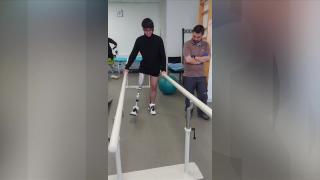 Primele imagini cu Ionuţ Merlă în timp ce încearcă proteza provizorie