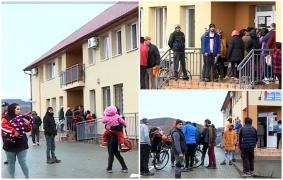 "Cu sprayul i-a dat în ochi, în gură" . Doi paznici au ajuns la spital, după o îmbrânceală cu localnicii care aşteptau ajutoarele pentru încălzire şi lemne