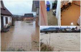 "Merg la şcoală, merg prin apă, şi toată ziua stau uzi la picioare". Inundaţiile au făcut prăpăd în nordul ţării, iar 2.000 de oameni ar putea fi evacuaţi în Bihor